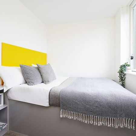 For Students Only Ensuite Bedrooms With Shared Kitchen At Cathedral Point In ウィンチェスター エクステリア 写真