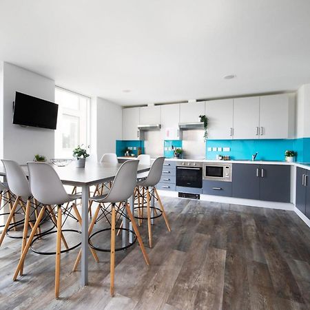 For Students Only Ensuite Bedrooms With Shared Kitchen At Cathedral Point In ウィンチェスター エクステリア 写真